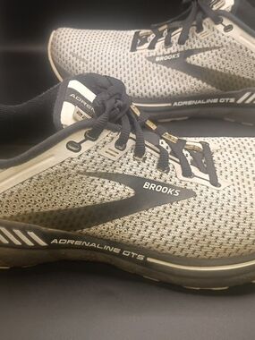 Brooks Men's Adrenaline GTS 22 Gray Running & Jogging Shoes Size 9.5 D Sneaker